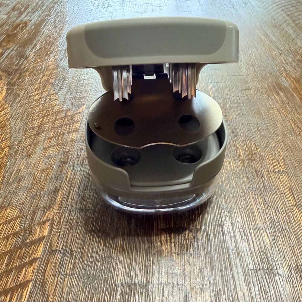 Pre-Owned Pampered Chef’s Cherry & Olive Pitter - Picture 5 of 7